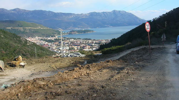 До куће преко шута